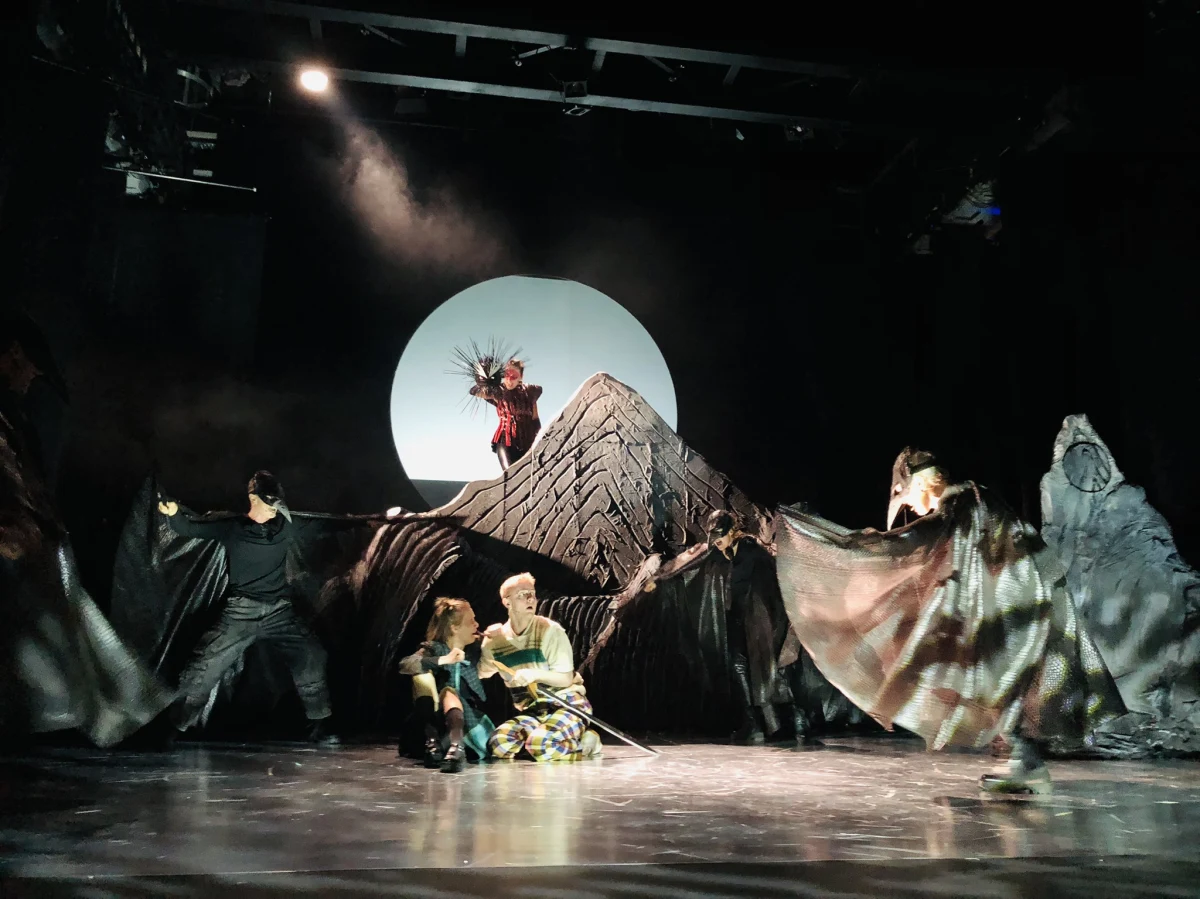 Połączenie Jumanji z polskimi legendami i baśniami - tak w gigantycznym skrócie można ująć pomysł na premierowy spektakl w Teatrze Lalek Arlekin w Łodzi. "Czar(cie) gry" to przedstawienie dla dzieci w wieku od 10 lat, ale dorośli też będą mogli przyjrzeć się swoim demonom.