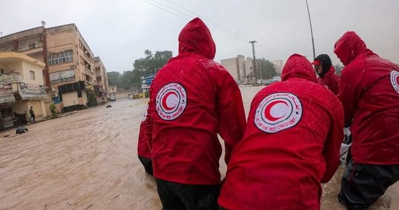 Ponad 5300 ofiar śmiertelnych w jednym tylko mieście, Derna i 10 tysięcy osób na liście zaginionych - to wciąż niepełne dane po katastroficznych powodziach w Libii. "Morze wciąż wyrzuca na brzeg dziesiątki ciał" - powiedział przedstawiciel tamtejszego rządu. "To wygląda jak Dzień Ostateczny" - relacjonuje jeden z libijskich dziennikarzy. Po przerwaniu dwóch tam na przedmieściach Derny na rzece Wadi Derna ogromne lawiny błotne zniszczyły mosty i porwały domy, ze śpiącymi w nich całymi rodzinami. 