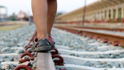 5-letnie dziecko na torach, maszynista w porę zatrzymał pociąg