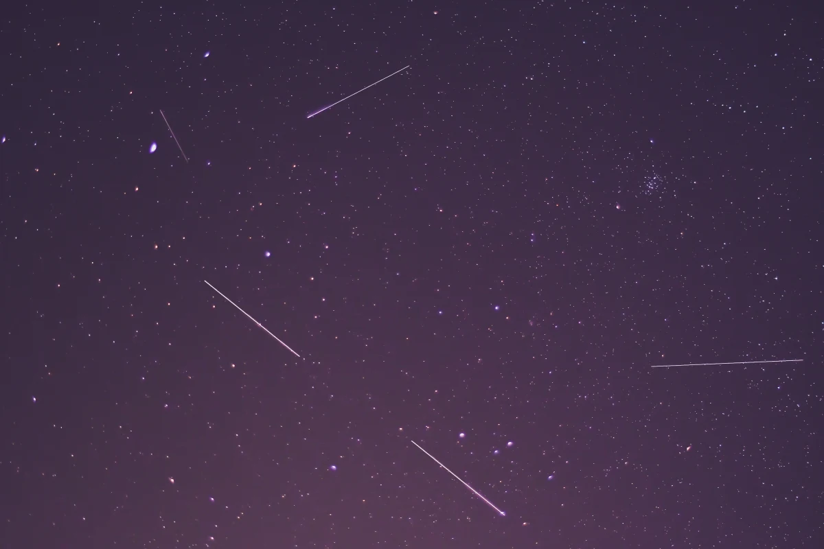 "To nie tylko denerwuje i niszczy obserwacje astronomów, ale potrafi nawet uszkodzić bardzo czułe instrumenty. Astronomowie protestowali od dawna" - tak o kosmicznym pociągu Starlinków, który możemy zobaczyć na niebie nawet dziś, mówi Jerzy Rafalski, astronom z Planetarium im. Władysława Dziewulskiego w Toruniu. W rozmowie z Tomaszem Terlikowskim na antenie internetowego Radia RMF24 opowiada o kosmicznych obiektach widocznych z Ziemi.