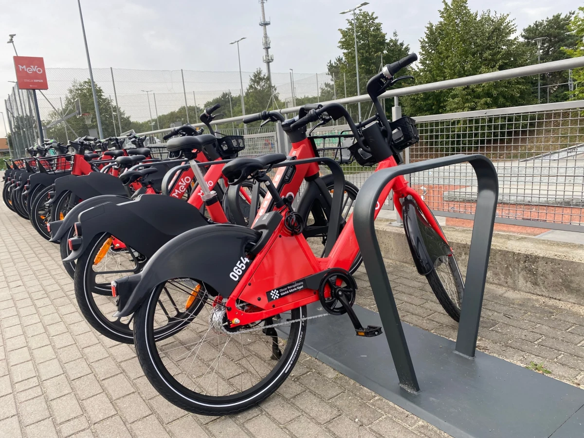 Rusza kolejny etap wdrażania Systemu Roweru Metropolitalnego Mevo dla mieszkańców 16 gmin Obszaru Metropolitalnego Gdańsk-Gdynia-Sopot. Od dziś ( 13.09) mieszkańcy Trójmiasta oraz pomorskich gmin mogą testować rowery systemu Mevo bezpłatnie. Faza testów zewnętrznych potrwa co najmniej do października.
