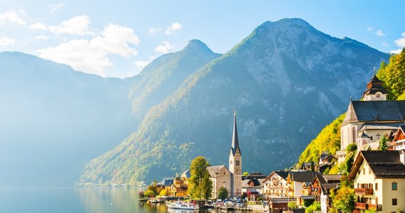 W tym tygodniu mieszkańcy malowniczego, austriackiego miasteczka Hallstatt rozpoczęli protest przeciwko napływowi zbyt dużej liczby turystów. W szczycie sezonu tę położoną w Alpach Salzburskich miejscowość odwiedza nawet 10 tysięcy osób dziennie. 