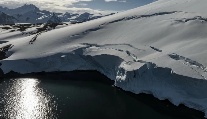 Pogodowe anomalie na Antarktydzie. Fale gorąca i opady śniegu