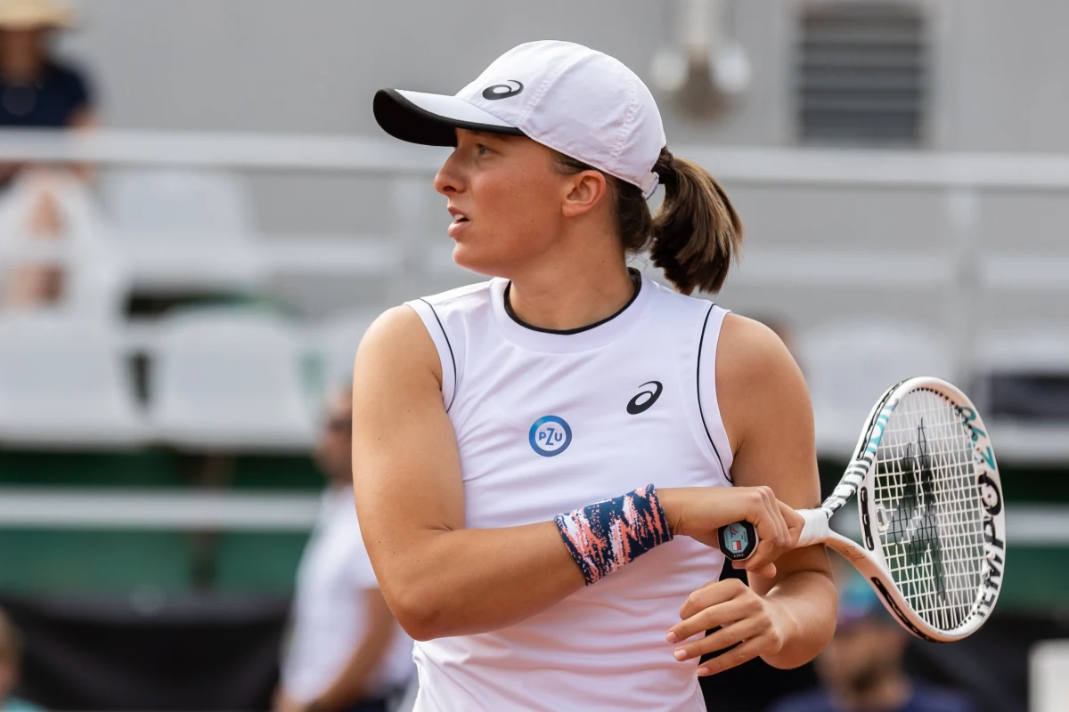 "Niestety muszę wycofać się z turnieju w Guadalajarze z powodu napiętego kalendarza i jego zmian. Muszę słuchać swojego ciała i jako że sezon jest bardzo intensywny - naszym priorytetem jest zagrać go do końca w dobrym zdrowiu" - poinformowała na platformie X tenisistka Iga Świątek.