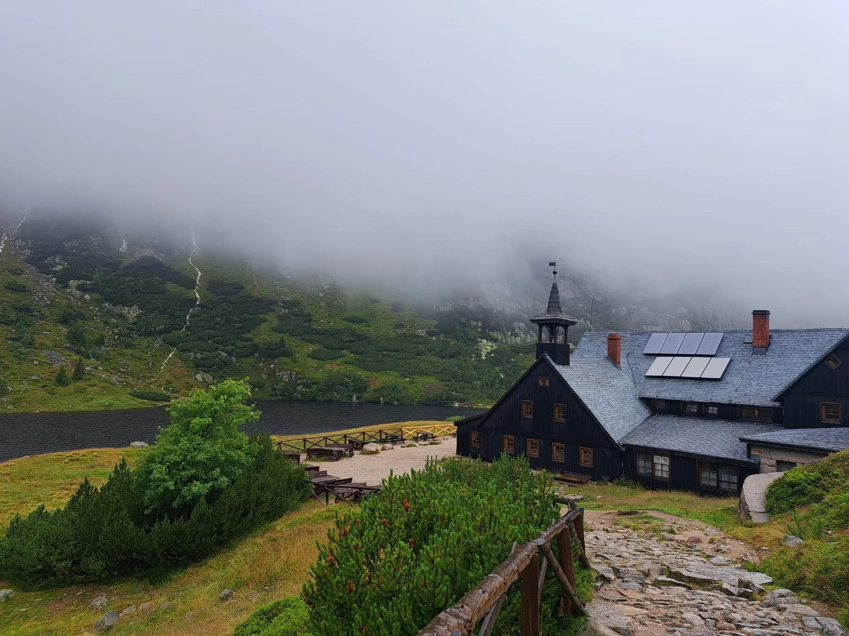​Dobra wiadomość dla sympatyków schroniska Samotnia imienia Waldemara Siemaszki nad Małym Stawem w Karkonoszach. Na razie przedłużono umowę dzierżawy rodzinie Siemaszków. Nie tak dawno zawisło nad nią widmo wyprowadzki w połowie września, po blisko 60 latach prowadzenia obiektu.