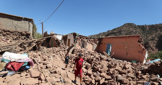 Przyjęcie weselne uratowało życie wszystkim mieszkańcom niewielkiej wioski w Maroku – kraju, który pogrążony jest w żałobie po piątkowym trzęsieniu ziemi. Zginęło ponad 2900 osób, kolejne ponad 5500 zostało rannych. Mieszkańców wioski uchronił fakt, że brali udział w imprezie, która odbywała się na zewnątrz. Kiedy runęły ich domy, w środku nikogo nie było. 