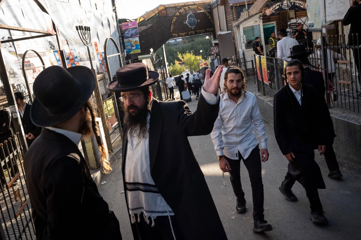 Mimo przestróg premiera Izraela Benjamina Netanjahu, tysiące wyznawców judaizmu udało się do Humania w środkowej Ukrainie, by świętować Rosz ha-Szana, czyli żydowski Nowy Rok. Władze ukraińskie, na których szacunki powołuje się dziennik "Haarec", podały, że rano w Humaniu przebywało już około 11 tys. pielgrzymów, a w piątek wieczorem, w dniu rozpoczęcia święta, może być ich nawet 30 tys.