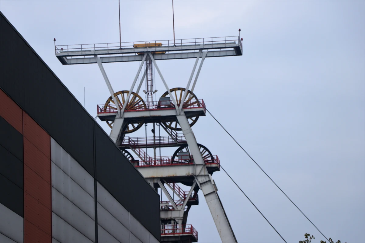 Akcja poszukiwawcza w kopalni Pniówek została przerwana ze względu na bezpieczeństwo ratowników. Ciała ostatniego z górników zaginionych po zeszłorocznej katastrofie - nie udało się odnaleźć. Taką informację przekazał rzecznik Jastrzębskiej Spółki Węglowej.