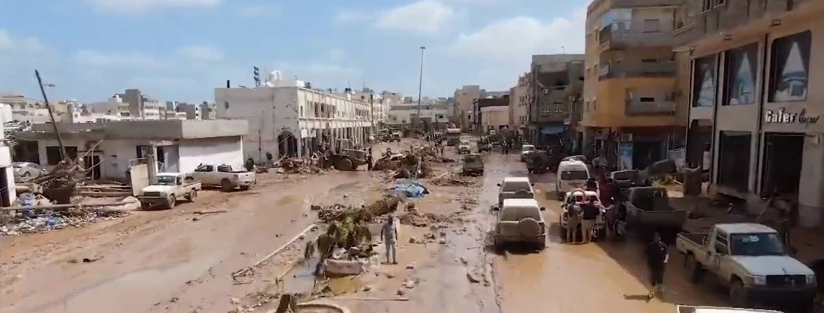 Morze, które najpierw zabrało tysiące mieszkańców, teraz wyrzuca ciała na libijski brzeg. Mieszkańcy Derny, którzy przeżyli powódź desperacko próbują odnaleźć swoich bliskich, a ratownicy apelują o więcej worków na zwłoki. Szacunki ofiar są zatrważające. Co więcej, władze obawiają się, że w regionie w związku z ciałami rozkładającymi się na plaży może dojść do epidemii.