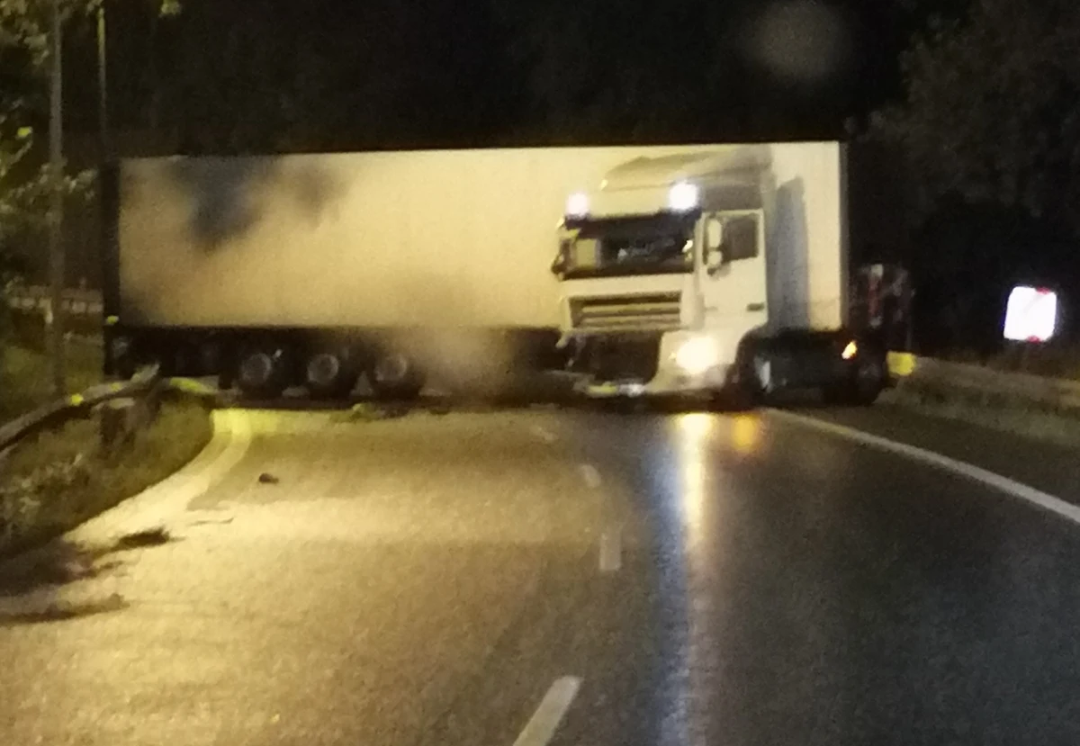 Poranne problemy z przejazdem na A4 na wysokości węzła Balice. Jak informowaliście po godzinie piątej - na Gorącą Linię RMF FM - trasę w stronę Katowic blokowała ciężarówka. 
