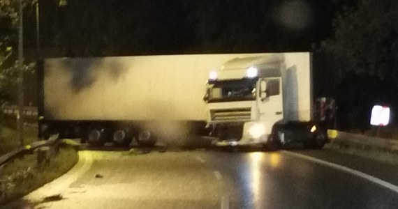 Poranne problemy z przejazdem na A4 na wysokości węzła Balice. Jak informowaliście po godzinie piątej - na Gorącą Linię RMF FM - trasę w stronę Katowic blokowała ciężarówka. 
