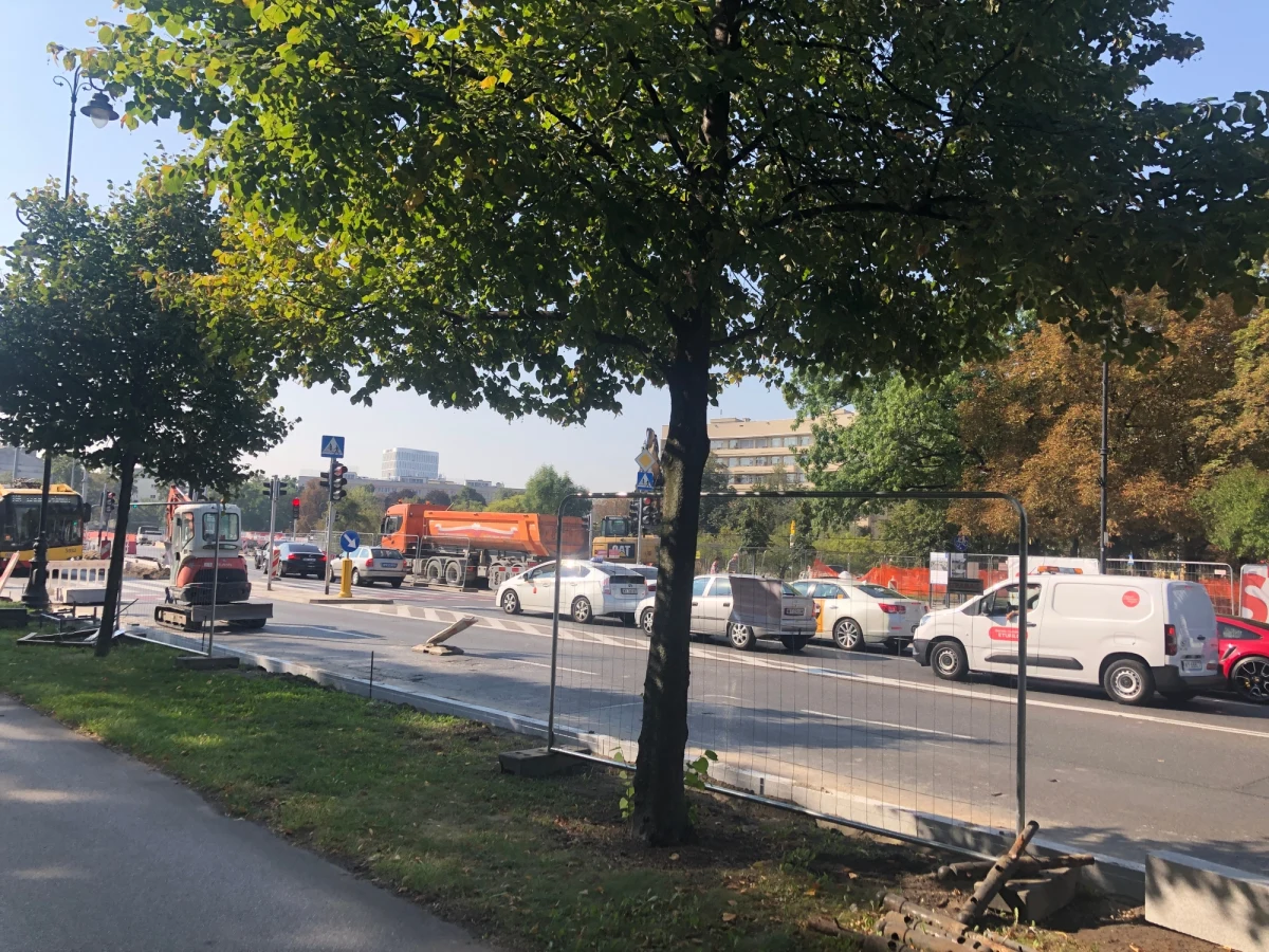 Samochody i autobusy znów utknęły dzisiaj w korkach w Warszawie. Powodem są kolejne remonty w stolicy.