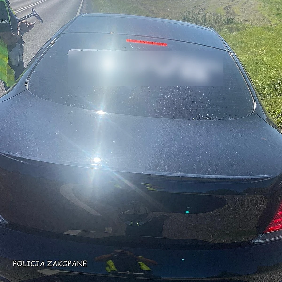 Policjanci grupy „speed” z zakopiańskiej drogówki zatrzymali młodego kierowcę bmw, który w terenie zabudowanym przekroczył dozwoloną prędkość o 56 km/h. 18-letni kierowca miał prawo jazdy od dwóch dni, stracił je na trzy miesiące. 