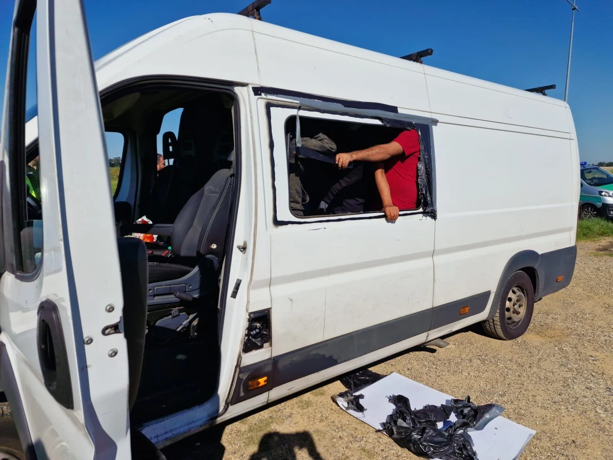 29 Syryjczyków, którzy nielegalnie próbowali dostać się do Niemiec, zatrzymali na autostradzie A4 w okolicach Legnicy funkcjonariusze straży granicznej - poinformował rzecznik Nadodrzańskiego Oddziału SG por. SG Paweł Biskupik.