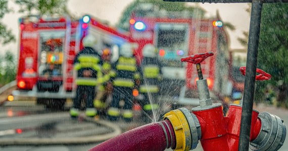 Dwie osoby zostały ranne w wyniku pożaru stolarni w Gorzycach koło Wodzisławia Śląskiego (woj. śląskie). Na miejsce wezwano śmigłowiec Lotniczego Pogotowia Ratunkowego. 