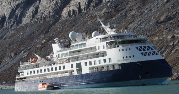 206 pasażerów luksusowego statku wycieczkowego Ocean Explorer, który utknął na mieliźnie u wschodniego wybrzeża Grenlandii, kolejny dzień czeka na ratunek. Dotychczasowa próba pomocy nie udała się. Do wycieczkowa płynie kolejna jednostka, która na miejsce dotrze w piątek. Na statku tymczasem odnotowano już trzy przypadki zachorowania na Covid-19. 