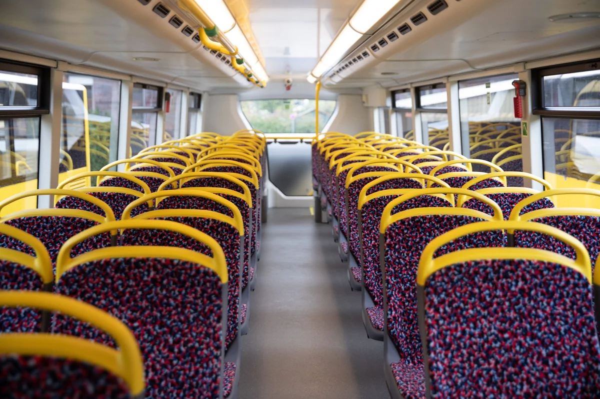 18-latek został uwięziony pod autobusem w berlińskiej dzielnicy Spandau. Na pomoc ruszyło mu 40 osób. Wspólnie podnieśli 16,5-tonowy autobus. Dwadzieścia centymetrów wystarczyło, aby uwolnić młodego mężczyznę. 