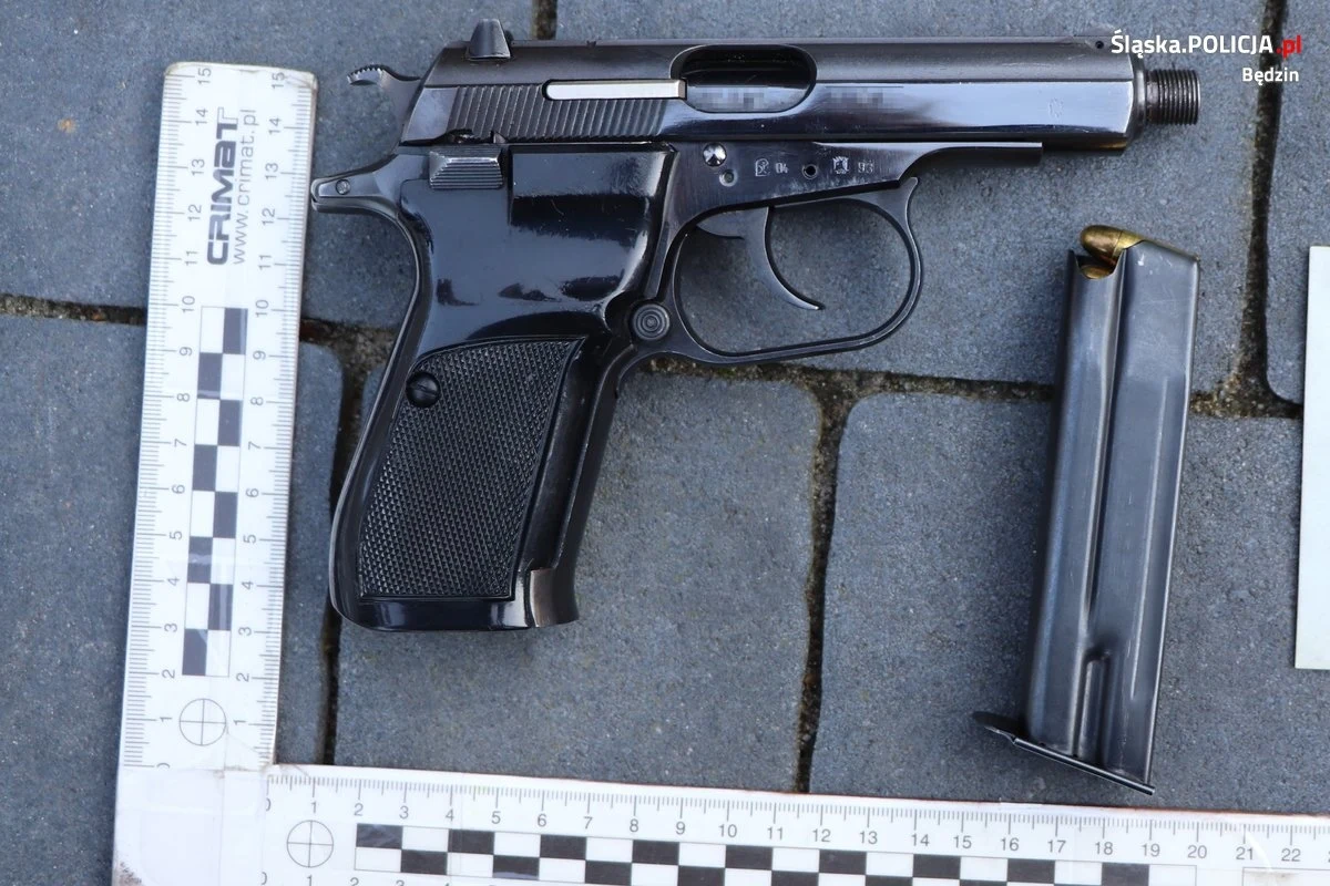 Ponad 10 kilogramów narkotyków, 11 litrów płynnej amfetaminy oraz 9 sztuk broni, w tym karabiny maszynowe. Wszystko to przejęli policjanci z Będzina w Śląskiem.