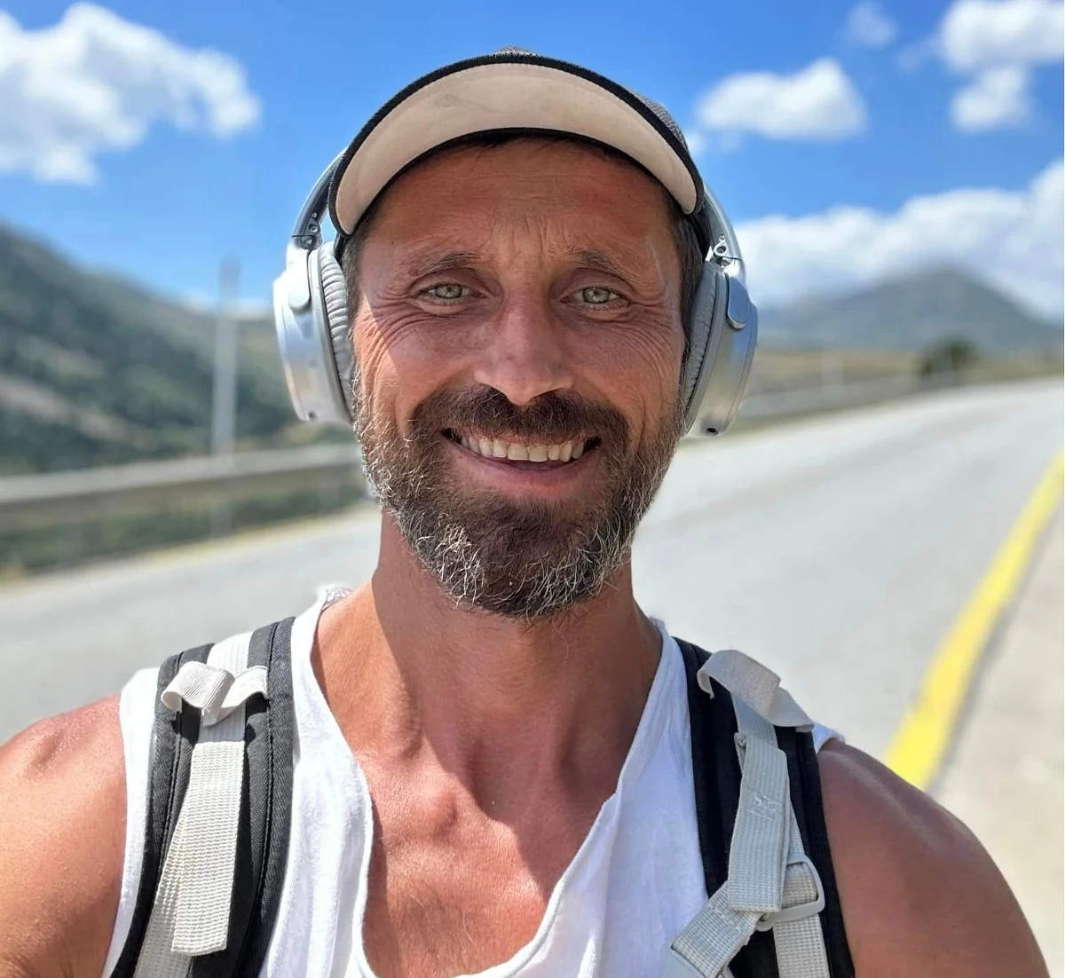 Planował przejść boso wzdłuż wybrzeża Półwyspu Iberyjskiego, ale asfalt go parzył, więc zaczął biec. Od prawie dwóch miesięcy pochodzący z Siedlec Paweł Durakiewicz próbuje pobić rekord Guinnessa w najdłuższej bosej wędrówce. Minimalny cel – ponad 3019 kilometrów. Ma za sobą ponad tysiąc kilometrów i idzie mu znacznie szybciej, niż zakładał.