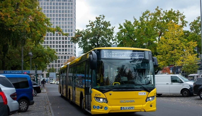 18-latek znalazł się pod autobusem. Kilkadziesiąt osób ruszyło z pomocą