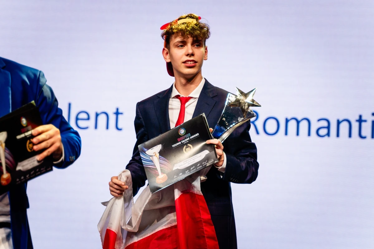 10 medali, w tym drużynowy puchar świata seniorów - to dorobek fryzjerskiej kadry Polski z mistrzostw świata, które kilka dni temu odbyły się w Paryżu. Trenerem naszej kadry jest olsztyński fryzjer Andrzej Matracki. Jego syn Aleksander, mimo młodego wieku, już może pochwalić się międzynarodowym sukcesem.