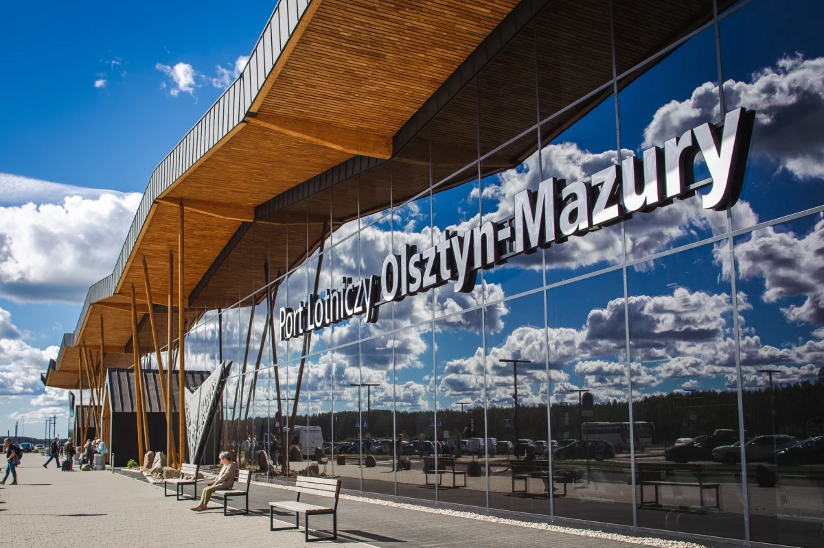 Po blisko trzech latach na lotnisku Olsztyn-Mazury w Szymanach uruchomiono system, dzięki któremu starty i lądowania będą mogły odbywać się w warunkach ograniczonej widzialności. Zmniejsza się ryzyko, że dany lot trzeba będzie przekierować na inne lotnisko.