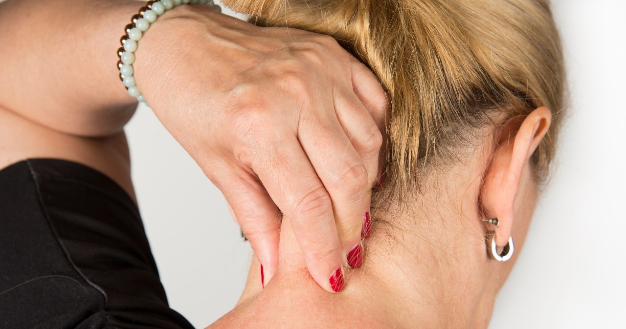 Proste ćwiczenie na wdowi garb. Tak domowymi sposobami zmniejszysz brzydką kulę na karku