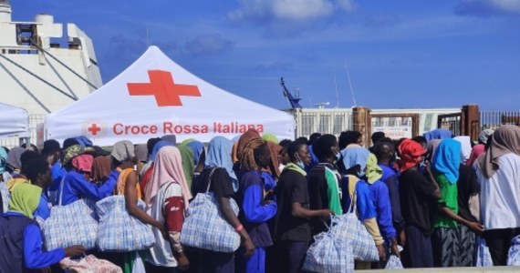 Rada miasta Lampedusa ogłosiła w środę wieczorem stan wyjątkowy po 48 godzinach ciągłego napływu imigrantów na wyspę. Przed ratuszem zebrali się mieszkańcy, którzy następnie wzięli udział w posiedzeniu rady miasta. Szef MSZ Antonio Tajani apeluje o stabilizację Sahelu. 