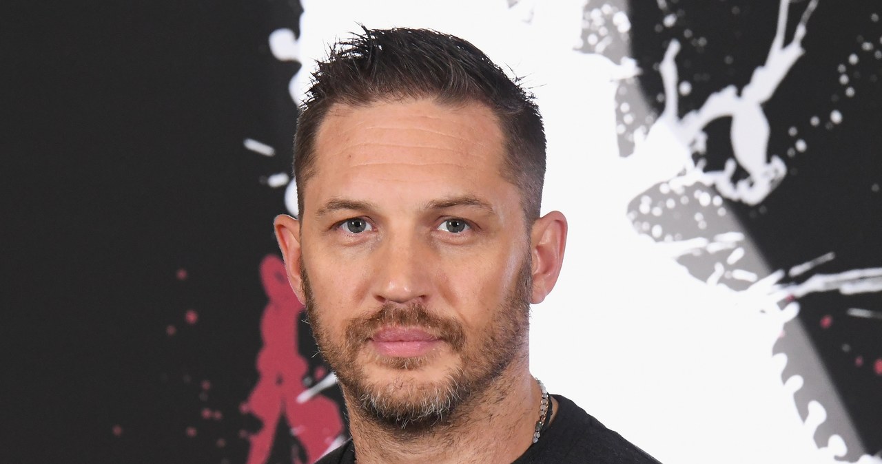 Tom Hardy dziś jest gwiazdą kina, ale w młodości nic nie wskazywało na to, że zostanie znanym aktorem. W wieku nastoletnim był aresztowany za posiadanie broni, notorycznie wyrzucany ze szkół i spędził sporo czasu na odwyku narkotykowym.