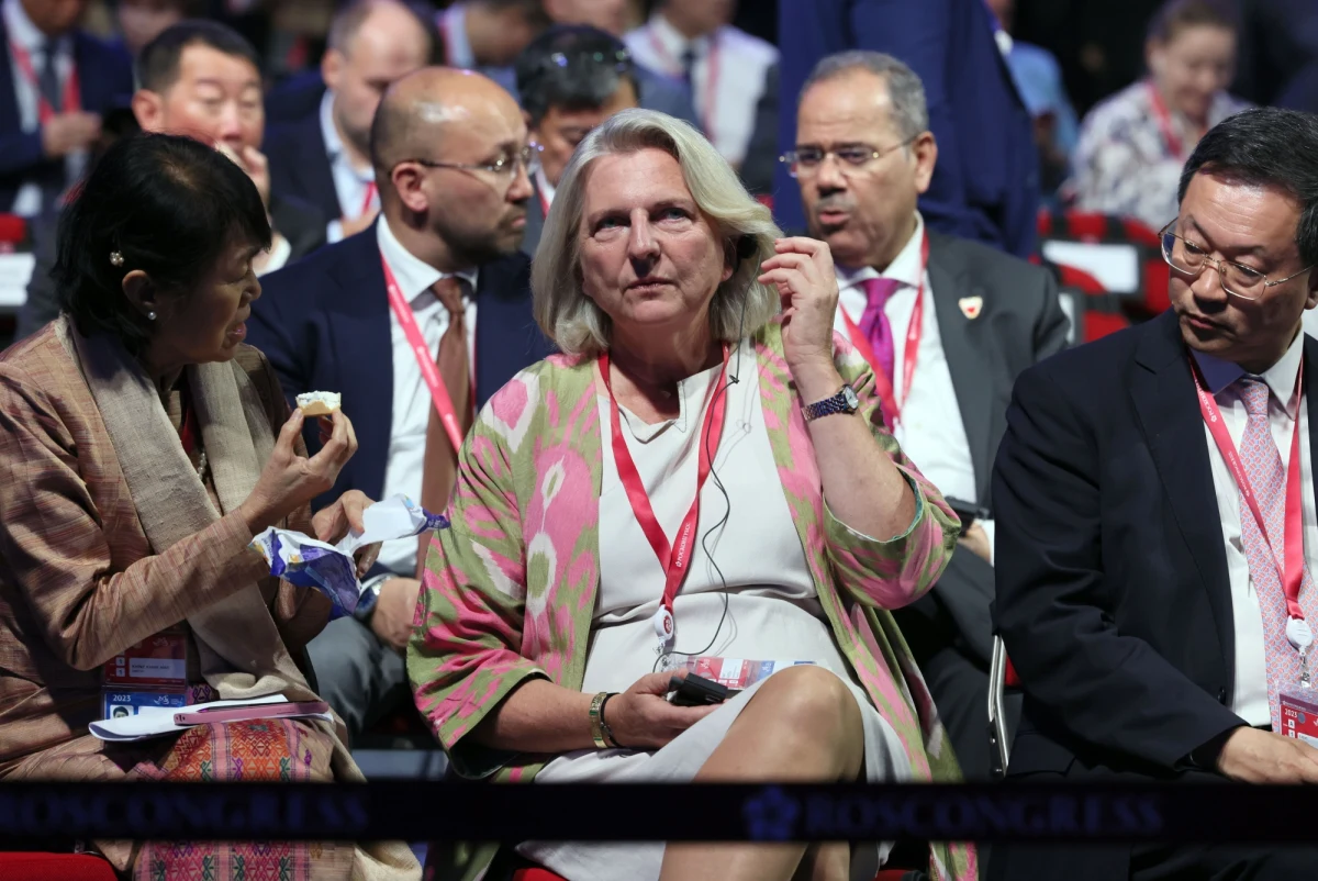 Była austriacka minister spraw zagranicznych Karin Kneissl, znana z tego, że na jej weselu bawił się rosyjski dyktator Władimir Putin, przeprowadziła się w sierpniu do Rosji. Teraz przeniosła się do Petersburga i przewiozła tam dwa swoje kucyki, wykorzystując do tego rosyjski wojskowy samolot transportowy.