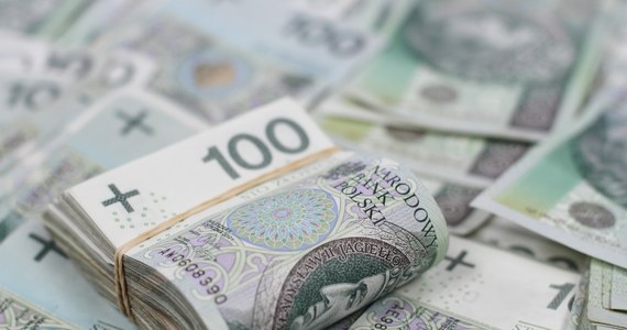 Od 1 stycznia najniższa ustawowa pensja wzrośnie z obecnego poziomu 3 tysięcy 600 złotych brutto do 4 tysięcy 242 złotych brutto. Rząd przyjął rozporządzenie w tej sprawie. 