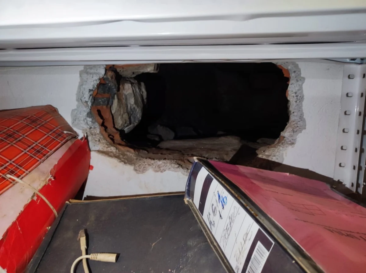 Tunelem wiodącym do magazynu Sądu Najwyższego Czarnogóry została wyniesiona broń, będącą dowodem w sprawie przeciwko mafii. Śledczy szukają sprawców. Podejrzanymi, jak podają czarnogórskie media, są obcokrajowcy.