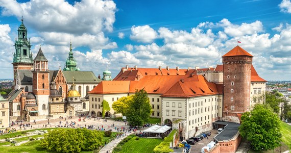 1 mln 985 tys. osób odwiedziło od początku roku Zamek Królewski na Wawelu. To historyczny rekord - podkreśla dyrekcja instytucji.

