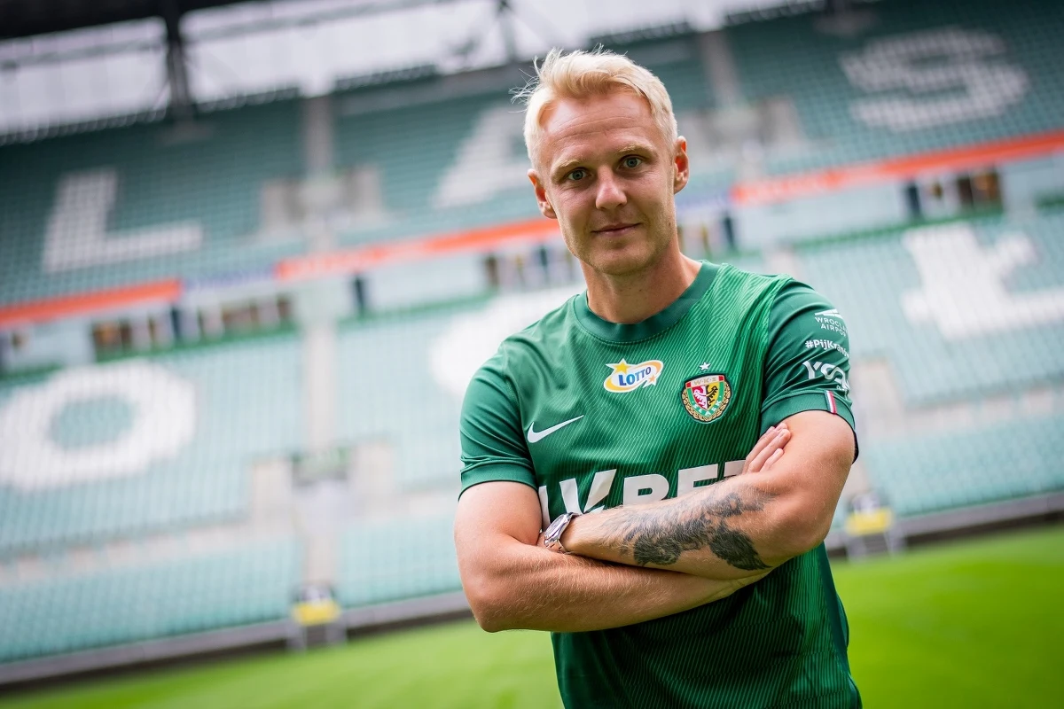 Defensywny pomocnik Daniel Łukasik został nowym piłkarzem Śląska Wrocław. Od zakończenia poprzedniego sezonu zawodnik pozostawał bez klubu po tym, jak wygasł jego kontrakt z Radomiakiem. 32-letni Łukasik ze Śląskiem związał się roczną umową.