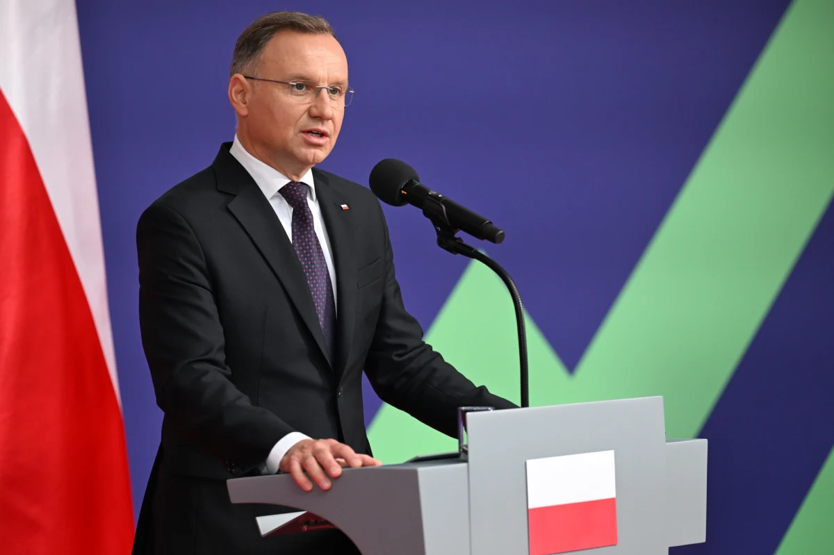 Andrzej Duda skomentował tzw. aferę wizową, z którą miał być bezpośrednio powiązany były już wiceminister spraw zagranicznych Piotr Wawrzyk. "Według mojej wiedzy przynajmniej część informacji, które pojawiają się w mediach (nt. afery wizowej - przyp. red.), jest informacjami nieprawdziwymi" - stwierdził prezydent, zapewniając, że służby prowadzą dochodzenie w tej sprawie. Zaapelował też o obiektywizm w jej opisywaniu. Według "Gazety Wyborczej" i portalu Onet, MSZ wydał dziesiątki tysięcy wiz, a korzystali z tego głównie obywatele krajów azjatyckich oraz międzynarodowe firmy rekruterskie. 