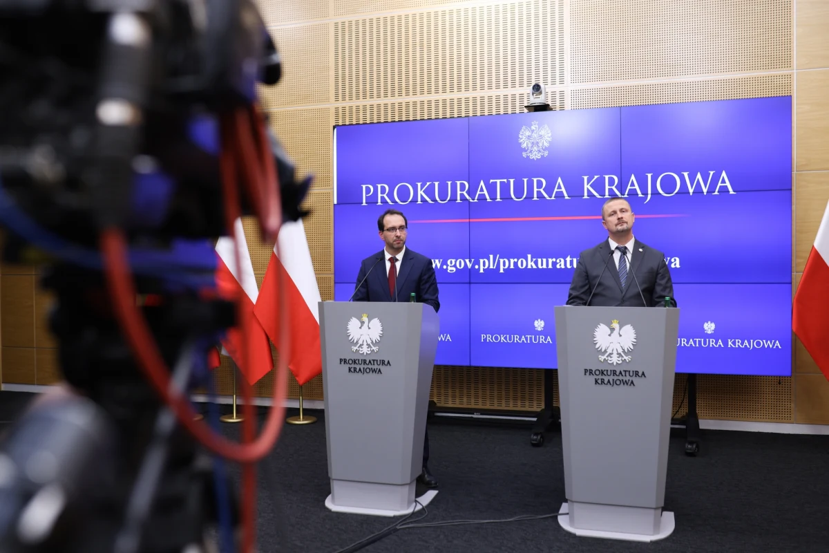 Siedem osób usłyszało zarzuty, a trzy z nich zostały tymczasowo aresztowanie w związku z tzw. aferą wizową - poinformowała Prokuratura Krajowa. To reakcja śledczych na doniesienia medialne, z których wynika, że za łapówki ułatwiano i przyspieszano procedury wizowe w kilku państwach - głównie na Bliskim i Dalekim Wschodzie.