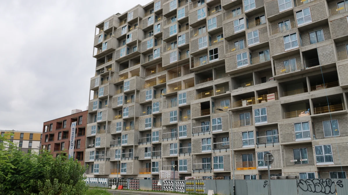 Ma 14 pięter i 43 metry wysokości. Budowa apartamentowca przy ul. Wita Stwosza dobiega końca i budzi mieszane emocje. Okolica to zabytkowe kamienice, kościół i klasztor Karmelitów, a nowy budynek zdecydowanie góruje nad okolicą.