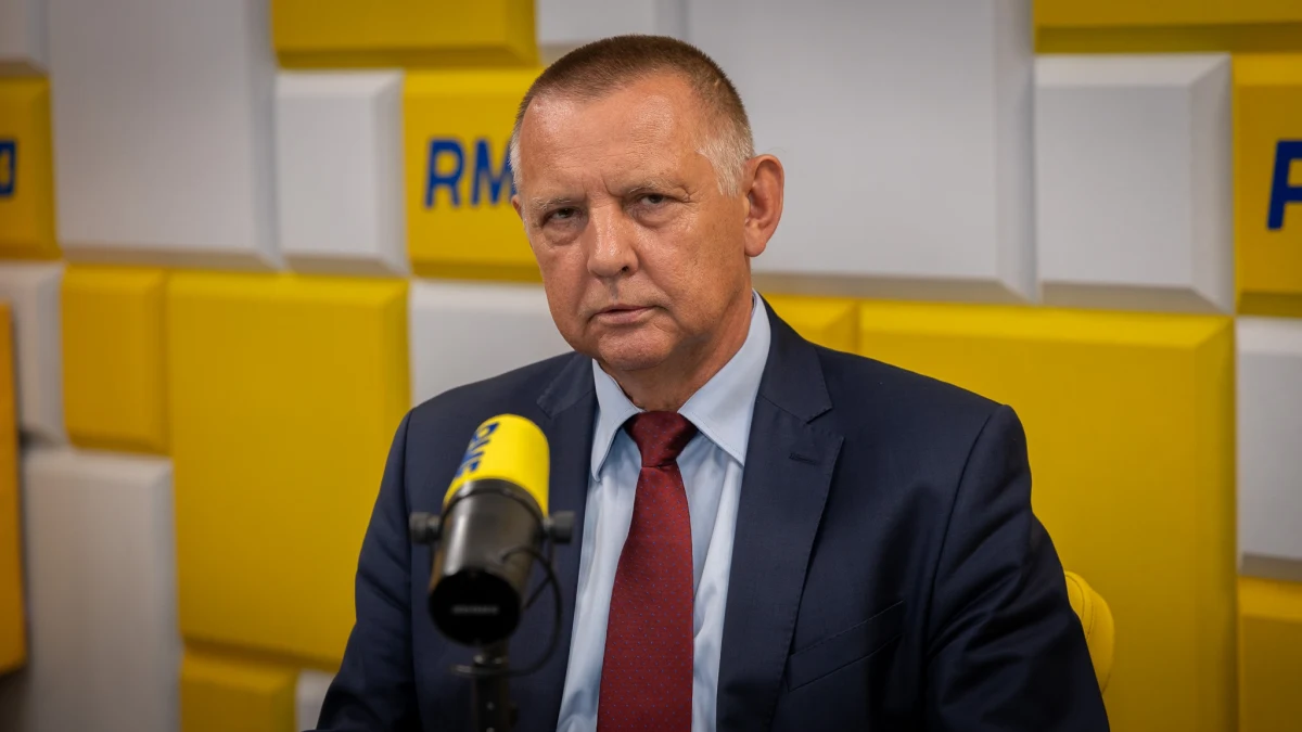 Marian Banaś w Popołudniowej rozmowie w RMF FM przyznał, że raport w głośnej sprawie rosyjskiej rakiety, którą przypadkiem znaleziono pod Bydgoszczą, jest gotowy. Nie może zostać upubliczniony ze względu na klauzulę tajności. W jego ocenie jego treść jest "mocna". "Mogę tylko powiedzieć, że być może dobrze się stało, żeby opinia publiczna nie wiedziała w jakim stanie jest nasze bezpieczeństwo jeśli chodzi o obronę powietrzną" - dodał szef NIK.
