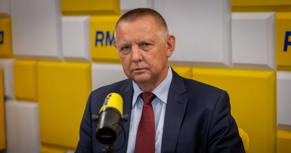 Marian Banaś w Popołudniowej rozmowie w RMF FM przyznał, że raport w głośnej sprawie rosyjskiej rakiety, którą przypadkiem znaleziono pod Bydgoszczą, jest gotowy. Nie może zostać upubliczniony ze względu na klauzulę tajności. W jego ocenie jego treść jest "mocna". "Mogę tylko powiedzieć, że być może dobrze się stało, żeby opinia publiczna nie wiedziała w jakim stanie jest nasze bezpieczeństwo jeśli chodzi o obronę powietrzną" - dodał szef NIK.