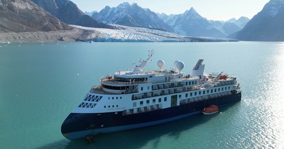 Luksusowy statek wycieczkowy Ocean Explorer został uwolniony przez statek badawczy. Jednostka utknęła w poniedziałek na mieliźnie u wschodniego wybrzeża Grenlandii z 206 osobami na pokładzie. 
