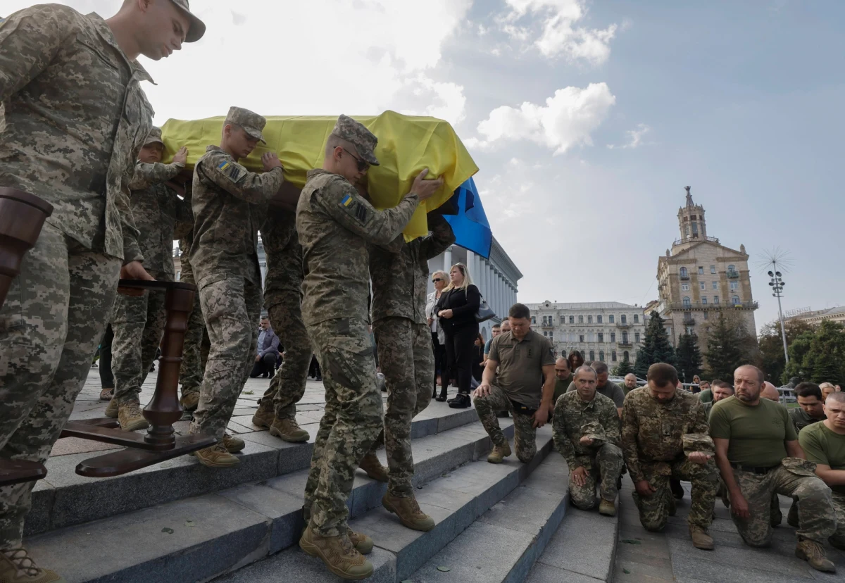 "Jest jedna rzecz, którą ludzie rozumieją lepiej niż tysiąc formułek na temat demokracji i rządów prawa - a jest nią zwycięstwo militarne". Boris Johnson grzmi na łamach brytyjskiego tygodnika "The Spectator", że Zachód popełnia straszliwy błąd nie przekazując Ukraińcom broni w odpowiedniej ilości i odpowiednim tempie. Dodaje też, że zwłoka krajów NATO nie wyjdzie im na dobre - Ukraińcy nie złożą broni, negocjacje z Putinem zawsze kończą się fatalnie, a Rosja otrzyma sygnał, że przemocą może zmienić granice w Europie.