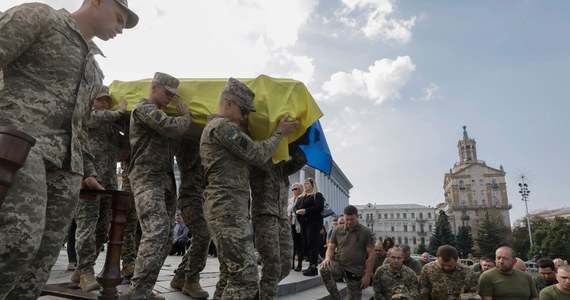 "Jest jedna rzecz, którą ludzie rozumieją lepiej niż tysiąc formułek na temat demokracji i rządów prawa - a jest nią zwycięstwo militarne". Boris Johnson grzmi na łamach brytyjskiego tygodnika "The Spectator", że Zachód popełnia straszliwy błąd nie przekazując Ukraińcom broni w odpowiedniej ilości i odpowiednim tempie. Dodaje też, że zwłoka krajów NATO nie wyjdzie im na dobre - Ukraińcy nie złożą broni, negocjacje z Putinem zawsze kończą się fatalnie, a Rosja otrzyma sygnał, że przemocą może zmienić granice w Europie.