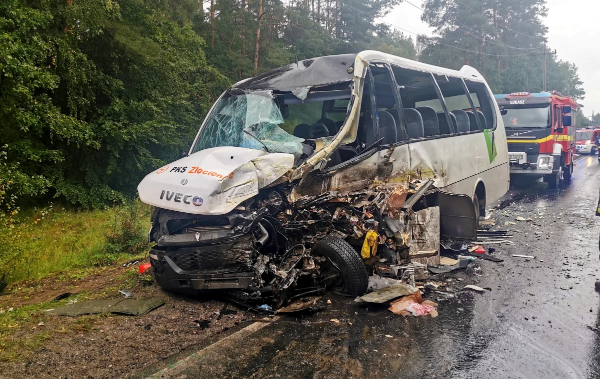 Zmarł kierowca autobusu, który zderzył się z tirem w Konotopie - przekazała oficer prasowa KPP w Drawsku Pomorskim Karolina Żych. Mężczyzna przebywał w szpitalu klinicznym w Szczecinie. Był jednym z 18 poszkodowanych w wypadku.