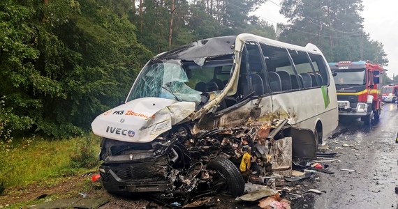 Zmarł kierowca autobusu, który zderzył się z tirem w Konotopie - przekazała oficer prasowa KPP w Drawsku Pomorskim Karolina Żych. Mężczyzna przebywał w szpitalu klinicznym w Szczecinie. Był jednym z 18 poszkodowanych w wypadku.