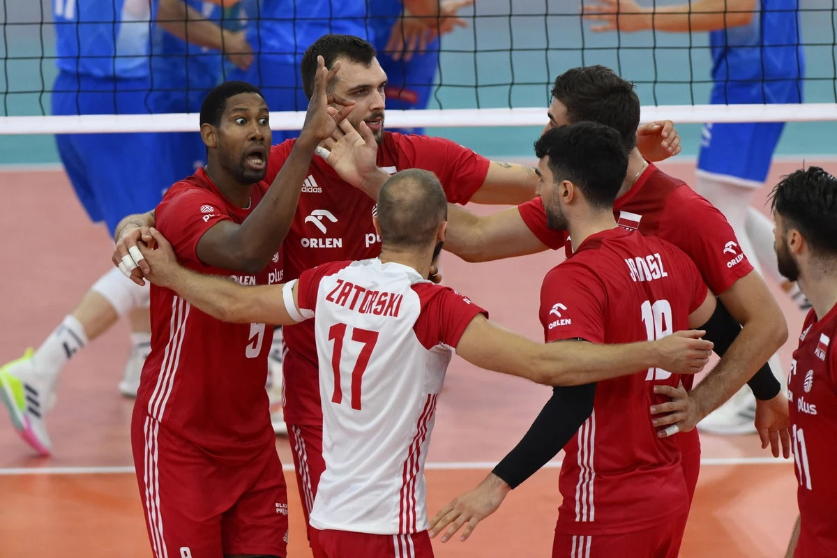 Polscy siatkarze zagrają w finale mistrzostw Europy. Biało-Czerwoni w półfinałowym meczu w rzymskiej hali Palazzo Dello Sport pokonali 3:1 Słowenię. Z ekipą z Bałkanów nasza kadra nie była w stanie wygrać od kilku turniejów ME. Dla naszej kadry jest to pierwszy finał Euro od 2009 roku. Wtedy to drużyna, w której grał środkowy Piotr Gruszka, zdobyła krążek z najcenniejszego kruszcu. "Cieszę się, że jesteśmy w tym finale, bo wierzę, że możemy ten sukces powtórzyć. Reprezentacja gra coraz lepiej i to mimo nerwów w ćwierćfinale i półfinale" - przyznaje Piotr Gruszka, z którym o szansach naszej siatkarskiej kadry na złoto Euro rozmawiał Wojciech Marczyk z redakcji sportowej RMF FM.