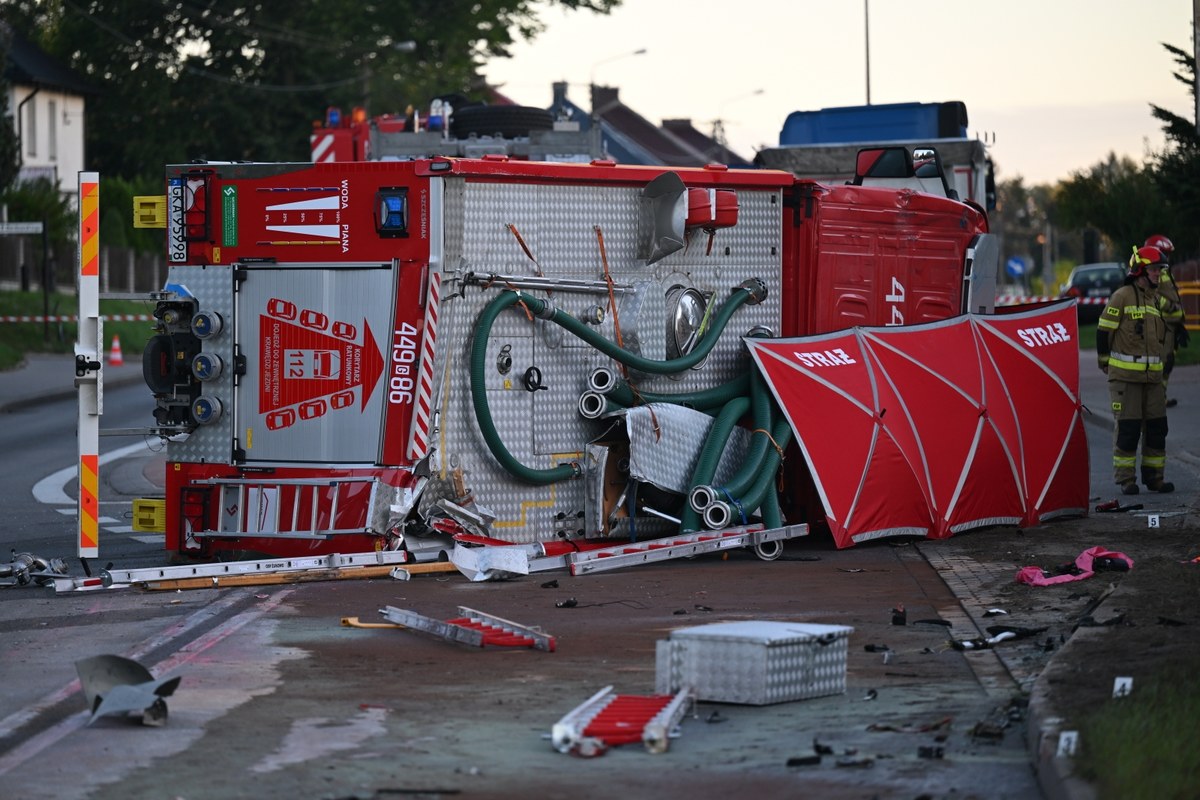 Tragedia w województwie pomorskim. W piątek w nocy zginęło dwoje strażaków, którzy jechali do śmiertelnego wypadku. Zginęła w nim jedna osoba, a inna została ranna.