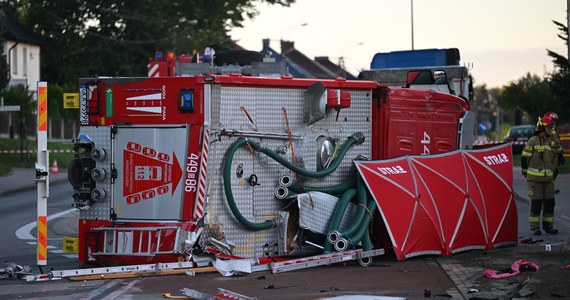 Tragedia w województwie pomorskim. W piątek w nocy zginęło dwoje strażaków, którzy jechali do śmiertelnego wypadku. Zginęła w nim jedna osoba, a inna została ranna.