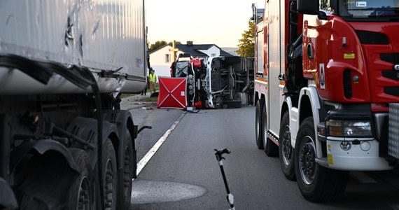 Dwoje strażaków ochotników: 22-latka i 25-latek zginęło w piątek w nocy w wypadku w Żukowie (Pomorskie). Jak ustalił nieoficjalnie reporter RMF FM, młodzi strażacy byli kuzynostwem. Wyrazy współczucia złożył komendant główny PSP oraz lokalne jednostki straży pożarnej.