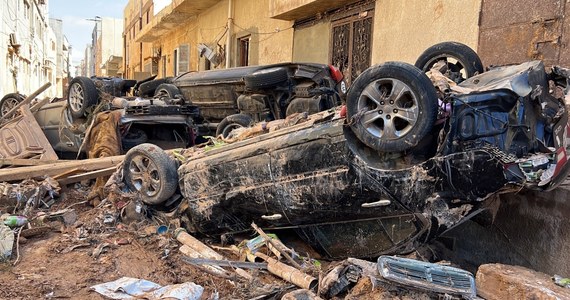 Liczba ofiar śmiertelnych powodzi w Dernie na wschodzie Libii wzrosła do 11 300 – poinformował libijski Czerwony Półksiężyc. Zaginionych wciąż pozostaje 10 100 osób. W sieci pojawia się coraz więcej nagrań ukazujących skalę kataklizmu. Naukowcy wskazują, że katastrofy można było uniknąć. Władze Libii miały dopuścić się szeregu niedopatrzeń związanych z utrzymaniem dwóch tam, których pęknięcie doprowadziło do zalania Derny. 