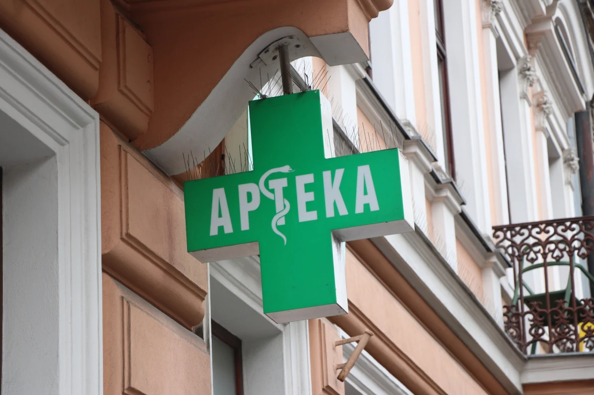 Policjanci zatrzymali mężczyznę, który wtargnął do apteki w Oleśnicy na Dolnym Śląsku. Zaatakował pracownice i ukradł lek. 
